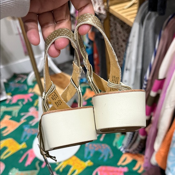 NWT OLUKAI GOLD TEXTURED STRAPPY SANDALS 6 WEDGE - Picture 3 of 6